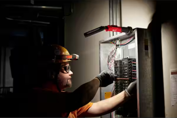 550 Lumens LED REDLITHIUM USB Stick Light with Magnet